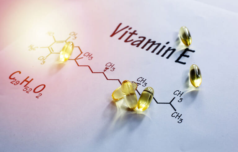 酢酸トコフェロールはどこで入手できますか?