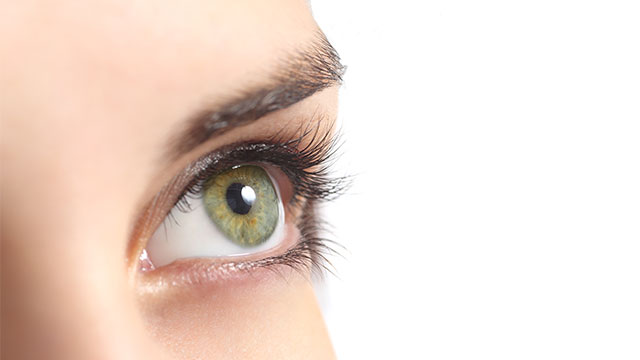 三白眼とは？芸能人にも多い目の特徴・原因や治療法を紹介